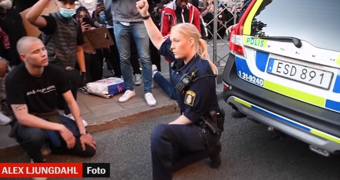 Enhver tid har sine bilder og bildet av en svensk politikvinne som kneler for BLM og George Floyd sier noe om enn maktforskyvning. Politiet bøyer seg for en utenomparlamentarisk autoritet som bruker vold. Foto: Stillbilde youtube Enhver tid har sine bilder og bildet av en svensk politikvinne som kneler for BLM og George Floyd sier noe om enn maktforskyvning. Politiet bøyer seg for en utenomparlamentarisk autoritet som bruker vold. Foto: Stillbilde youtube