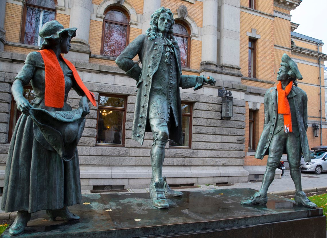 Oslo 20181016.
Statuen av Ludvig Holberg foran Nationalteateret ble kledd opp med oransje skjerf, som en del av Kirkens Bymisjons solidaritetsaksjon og strikkedugnad, i anledning TV-aksjonen "Mindre alene sammen" 21. oktober 2018 til inntekt for Kirkens Bymisjon.
Foto: Vidar Ruud / NTB scanpix Oslo 20181016.
Statuen av Ludvig Holberg foran Nationalteateret ble kledd opp med oransje skjerf, som en del av Kirkens Bymisjons solidaritetsaksjon og strikkedugnad, i anledning TV-aksjonen "Mindre alene sammen" 21. oktober 2018 til inntekt for Kirkens Bymisjon.
Foto: Vidar Ruud / NTB scanpix