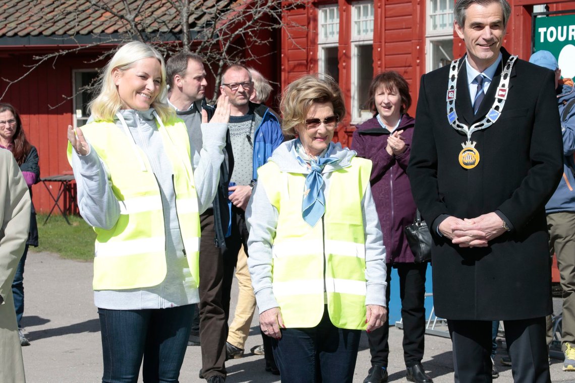 Sandefjord 20160419.
Dronning Sonja og kronprinsesse Mette-Marit besøker Sandefjord Søppelplukkerlag i Sandefjord tirsdag.
Foto: Lise Åserud / NTB scanpix Sandefjord 20160419.
Dronning Sonja og kronprinsesse Mette-Marit besøker Sandefjord Søppelplukkerlag i Sandefjord tirsdag.
Foto: Lise Åserud / NTB scanpix