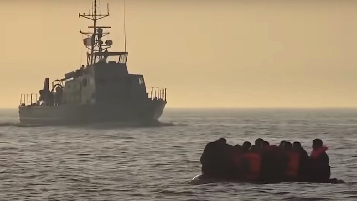 Migranter i en gummibåt som har lagt ut fra Frankrike, krysser Den engelske kanal. Stillbilde: Sky News / YouTube. Migranter i en gummibåt som har lagt ut fra Frankrike, krysser Den engelske kanal. Stillbilde: Sky News / YouTube.