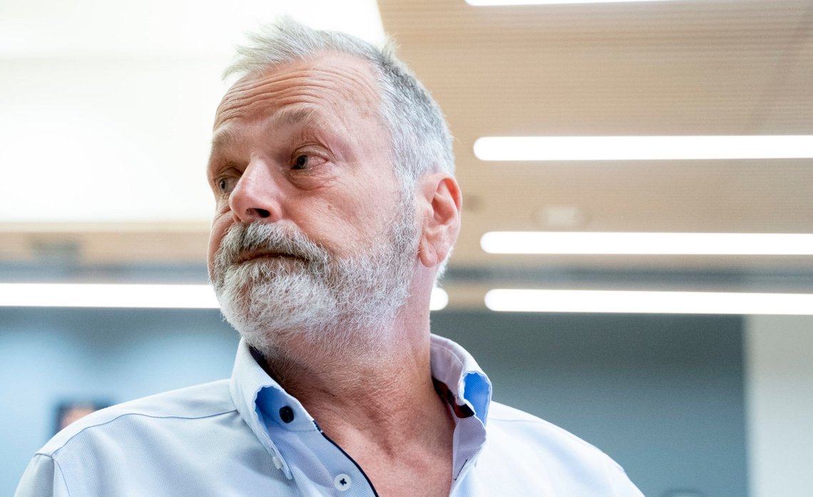 Oslo 20200620.
Eirik Jensens etter fengslingsmøtet i rettssal 250 i Oslo Tinghus lørdag. Ekspolitimann Eirik Jensen ble dømt til 21 års fengsel for grov korrupsjon og innførsel av hasj. POOL.
Foto: Fredrik Hagen / NTB scanpix Oslo 20200620.
Eirik Jensens etter fengslingsmøtet i rettssal 250 i Oslo Tinghus lørdag. Ekspolitimann Eirik Jensen ble dømt til 21 års fengsel for grov korrupsjon og innførsel av hasj. POOL.
Foto: Fredrik Hagen / NTB scanpix