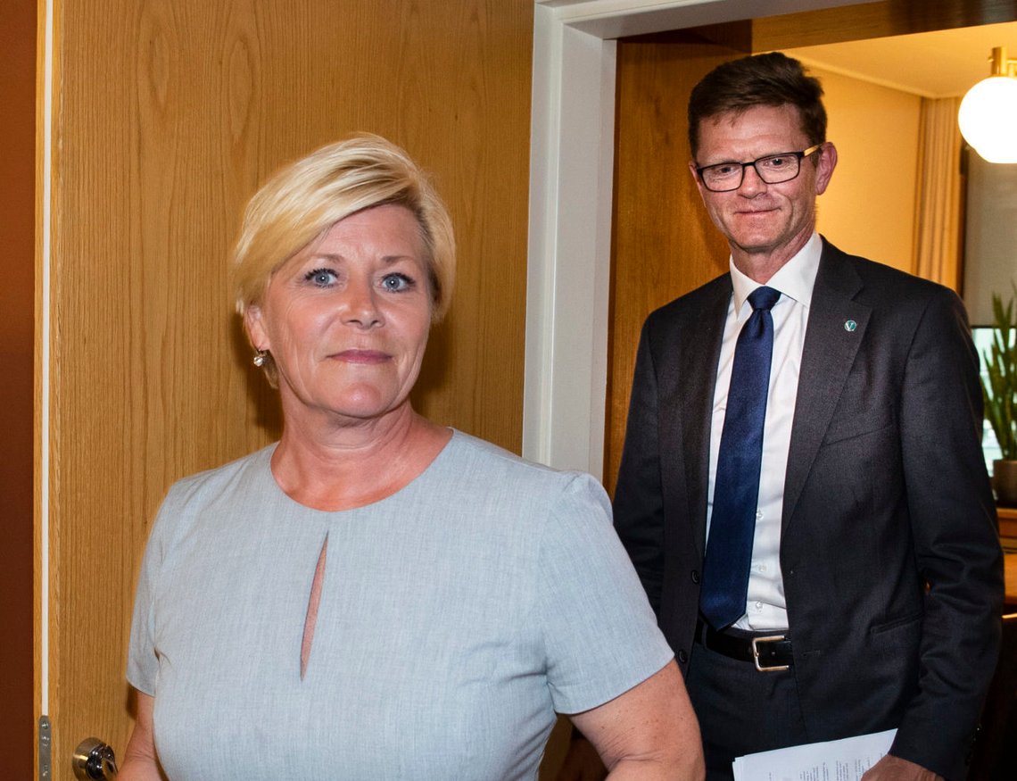Oslo 20200604.
De parlamentariske lederne diskuterer revidert nasjonalbudsjett. Siv Jensen (Frp) og Terje Breivik (V) under forhandlingene på Stortinget om revidert nasjonalbudsjett og fase 3- pakken torsdag.
Foto: Terje Pedersen / NTB scanpix Oslo 20200604.
De parlamentariske lederne diskuterer revidert nasjonalbudsjett. Siv Jensen (Frp) og Terje Breivik (V) under forhandlingene på Stortinget om revidert nasjonalbudsjett og fase 3- pakken torsdag.
Foto: Terje Pedersen / NTB scanpix