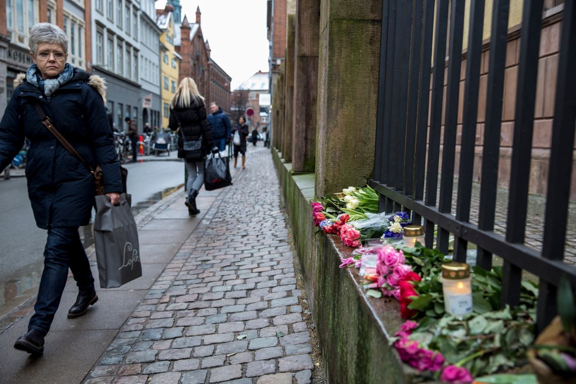København, Danmark 20160213.
Terror-årsdag markeres- - Der bliver lagt blomster ved synagogen i Krystalgade lørdag d. 13 februar 2016.
Foto: Nikolai Linares / NTB scanpix København, Danmark 20160213.
Terror-årsdag markeres- - Der bliver lagt blomster ved synagogen i Krystalgade lørdag d. 13 februar 2016.
Foto: Nikolai Linares / NTB scanpix