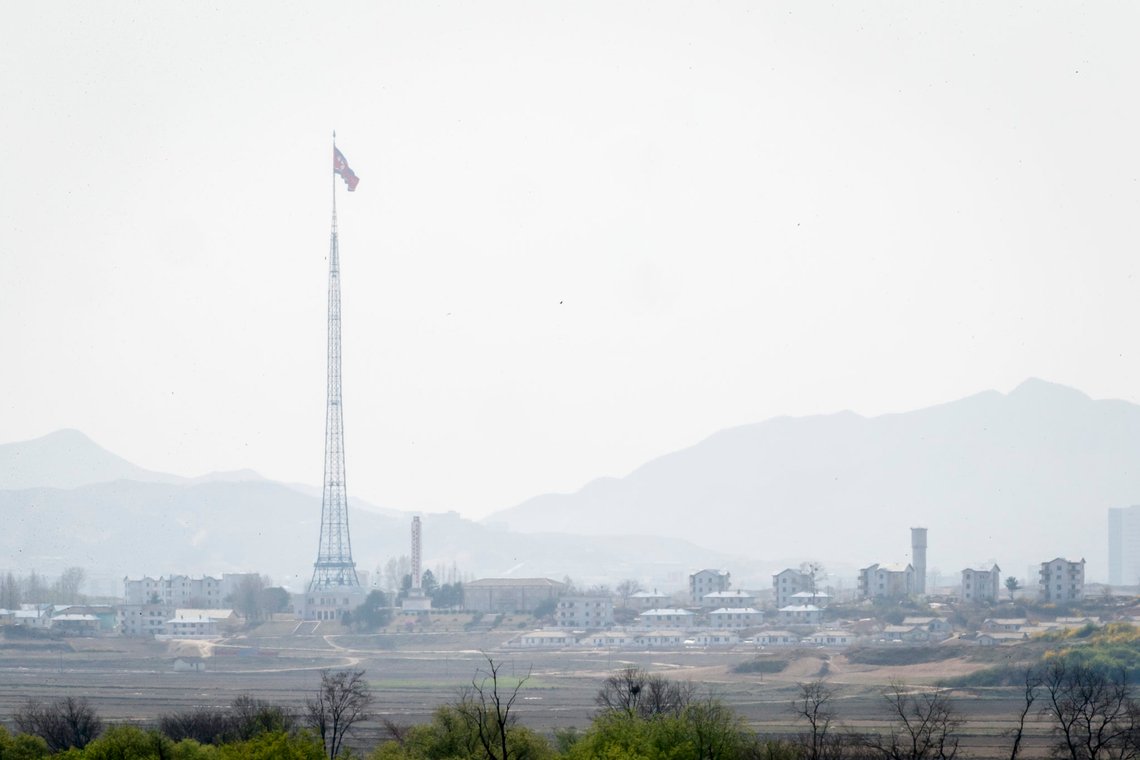 PANMUNJOM, SØR-KOREA 20160415.
Propagandalandsbyen Kijeongdong i Nord-Korea fra et utsiktspunkt midt i den demilitariserte sonen Panmunjon mellom sør- og nordkorea.
Foto: Heiko Junge / NTB scanpix PANMUNJOM, SØR-KOREA 20160415.
Propagandalandsbyen Kijeongdong i Nord-Korea fra et utsiktspunkt midt i den demilitariserte sonen Panmunjon mellom sør- og nordkorea.
Foto: Heiko Junge / NTB scanpix