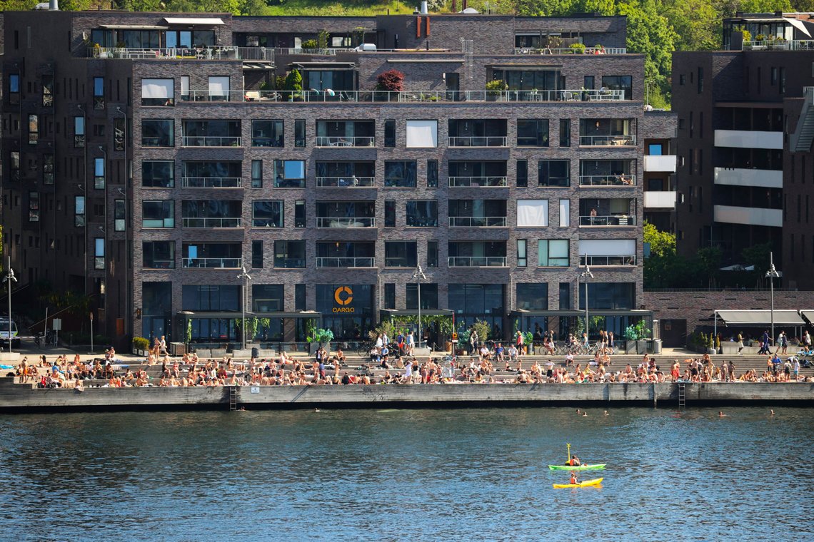 Oslo 20200601.
Politiet rykker ut til melding om slagsmål ved brua over til Sørenga. Det var fullt av folk langs vannet på hele bryggeanlegget.
Foto: Ørn E. Borgen / NTB scanpix Oslo 20200601.
Politiet rykker ut til melding om slagsmål ved brua over til Sørenga. Det var fullt av folk langs vannet på hele bryggeanlegget.
Foto: Ørn E. Borgen / NTB scanpix
