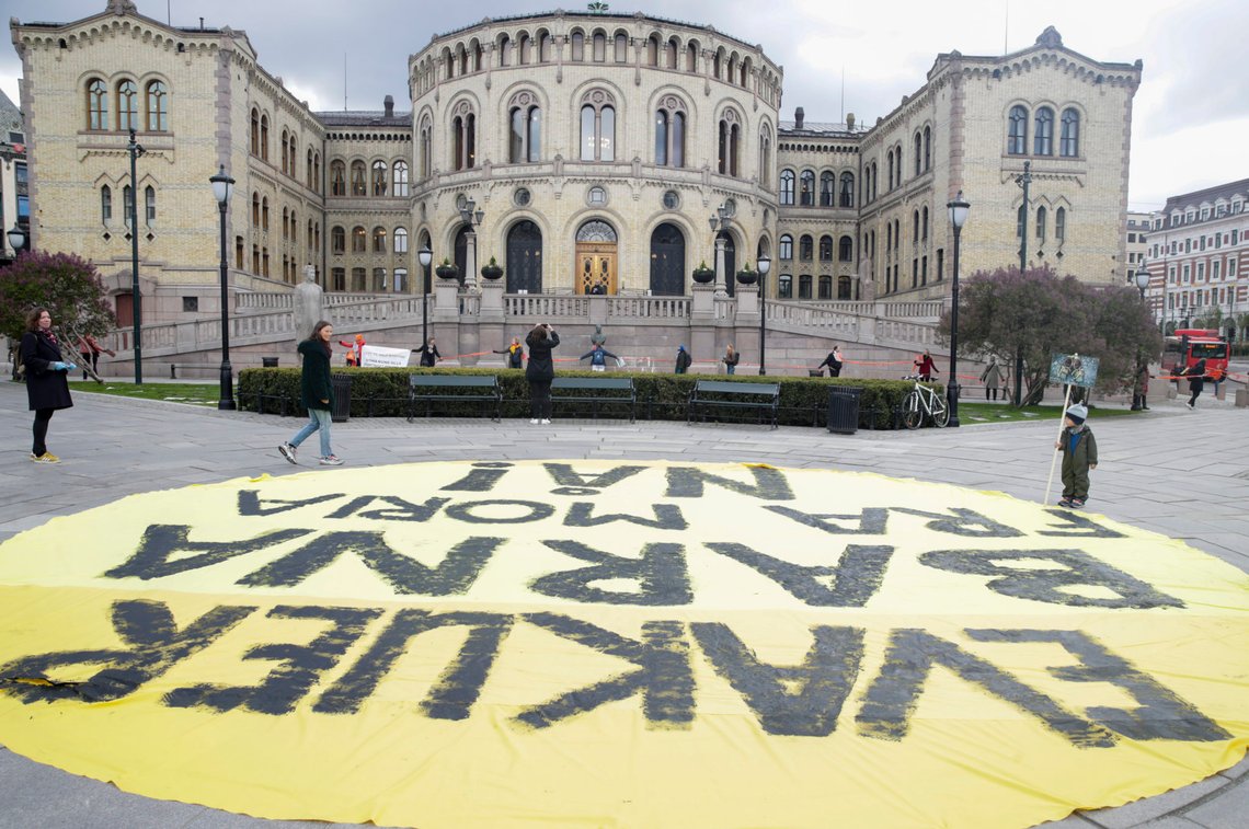 Oslo 20200512.
3 år gamle Birk (t.h) støtter de mest sårbare barna fra Moria- leiren i Hellas. Han står foran stortinget for at regjeringen takker ja til Tysklands invitasjon til å bidra med å evakuere de mest sårbare barna fra Moria.
Foto: Vidar Ruud / NTB scanpix Oslo 20200512.
3 år gamle Birk (t.h) støtter de mest sårbare barna fra Moria- leiren i Hellas. Han står foran stortinget for at regjeringen takker ja til Tysklands invitasjon til å bidra med å evakuere de mest sårbare barna fra Moria.
Foto: Vidar Ruud / NTB scanpix