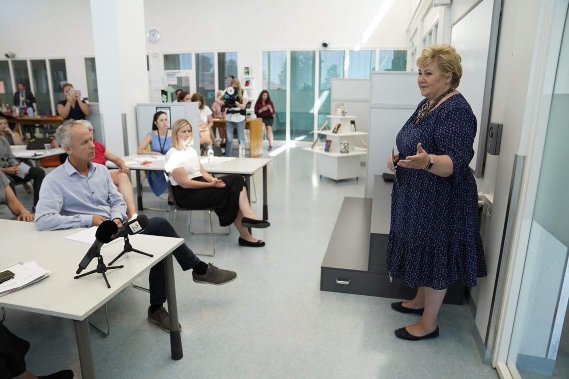Oslo 20200615.
Statsminister Erna Solberg (H) ved offentliggjøringen av den endelige evalueringen av fraværsreglen som regjeringen innførte for fire år siden. Presentasjonen finner sted på Lambertseter videregående skole i Oslo mandag.
Foto: Håkon Mosvold Larsen / NTB scanpix Oslo 20200615.
Statsminister Erna Solberg (H) ved offentliggjøringen av den endelige evalueringen av fraværsreglen som regjeringen innførte for fire år siden. Presentasjonen finner sted på Lambertseter videregående skole i Oslo mandag.
Foto: Håkon Mosvold Larsen / NTB scanpix