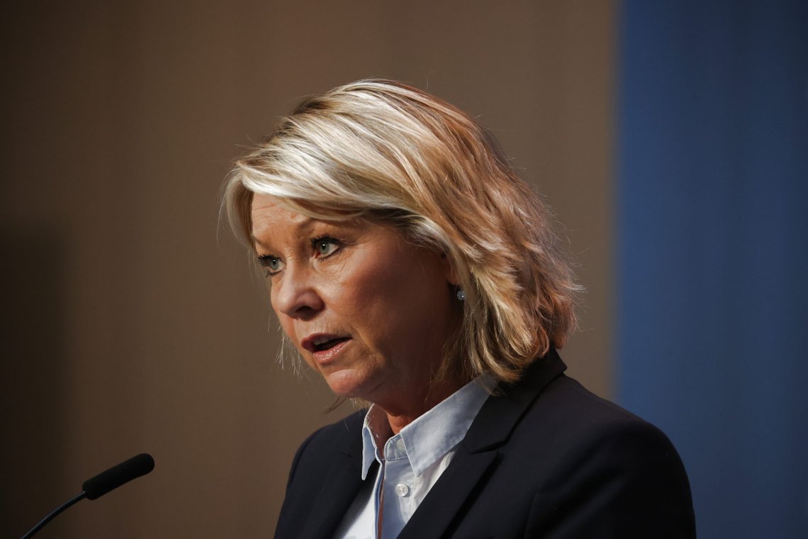 Oslo 20200520.
Pressekonferanse om koronasituasjonen med justis- og beredskapsminister Monica Mæland og helse- og omsorgsminister Bent Høie. Tilstede er også Folkehelseinstituttet ved fungerande assisterande direktør Gun Peggy Knudsen, og folk fra Helsedirektoratet.
Rapporten om sikkerheten rundt Smittestopp-appen frå Folkehelseinstituttet som ble vurdert av en uavhengig ekspertgruppe er ferdig og gruppen leder Jeanine Lilleng vil legge fram hovedkonklusjonene på pressekonferansen.
Foto: Ørn E. Borgen / NTB scanpix Oslo 20200520.
Pressekonferanse om koronasituasjonen med justis- og beredskapsminister Monica Mæland og helse- og omsorgsminister Bent Høie. Tilstede er også Folkehelseinstituttet ved fungerande assisterande direktør Gun Peggy Knudsen, og folk fra Helsedirektoratet.
Rapporten om sikkerheten rundt Smittestopp-appen frå Folkehelseinstituttet som ble vurdert av en uavhengig ekspertgruppe er ferdig og gruppen leder Jeanine Lilleng vil legge fram hovedkonklusjonene på pressekonferansen.
Foto: Ørn E. Borgen / NTB scanpix