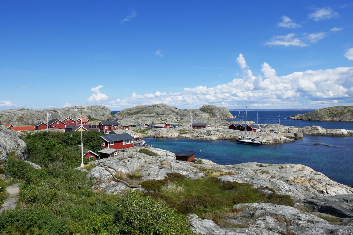 Väderöarna, Sverige 20160706.
Bebyggelse på Storön på Väderöarna i Bohuslän i Sverige. Øygruppen som ligger ut i havet 13 km. vest for tettstedet Fjällbacka, og er et populært turistmål for båtturister om sommeren.
Foto: Erik Johansen / NTB scanpix Väderöarna, Sverige 20160706.
Bebyggelse på Storön på Väderöarna i Bohuslän i Sverige. Øygruppen som ligger ut i havet 13 km. vest for tettstedet Fjällbacka, og er et populært turistmål for båtturister om sommeren.
Foto: Erik Johansen / NTB scanpix
