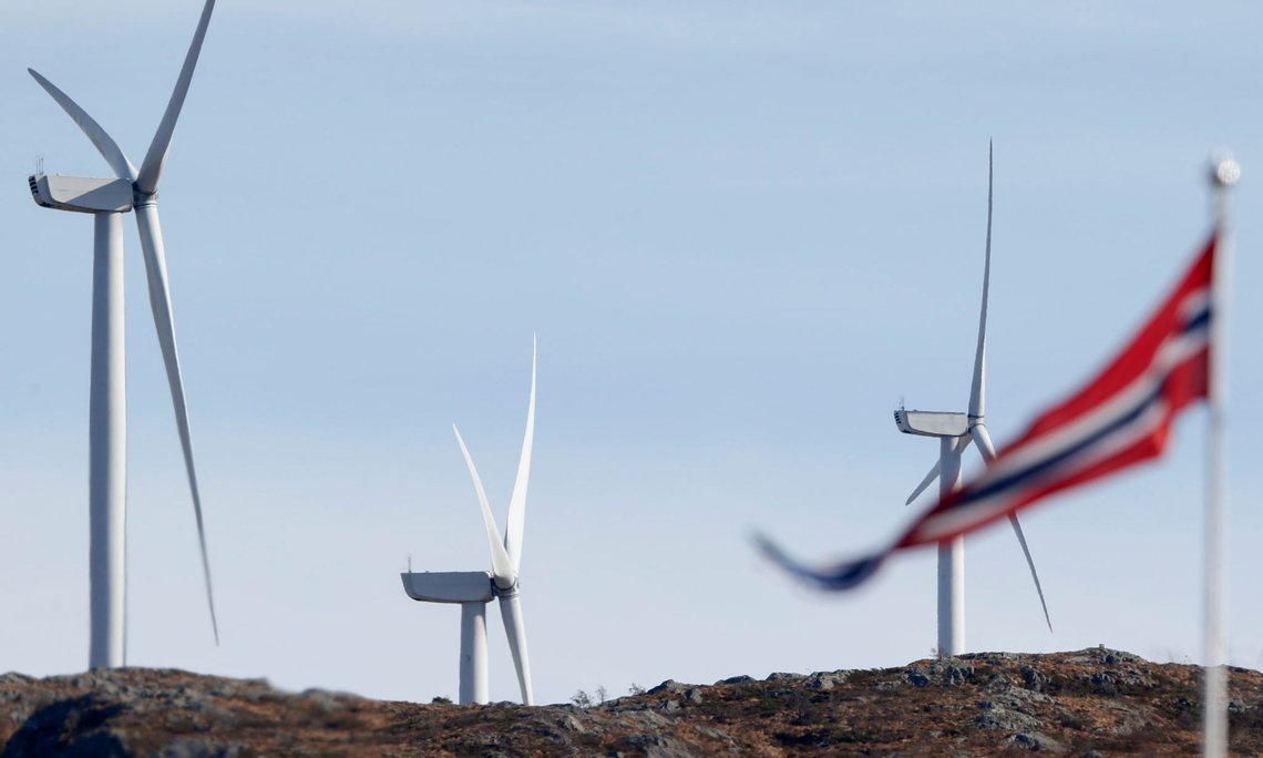 Fitjar 20190401.
Vimpel i Fitjar sentrum med tre av indturbinene i Midtfjellet vindpark i Fitjar kommune i bakgrunnen.
Foto: Jan Kåre Ness / NTB scanpix Fitjar 20190401.
Vimpel i Fitjar sentrum med tre av indturbinene i Midtfjellet vindpark i Fitjar kommune i bakgrunnen.
Foto: Jan Kåre Ness / NTB scanpix