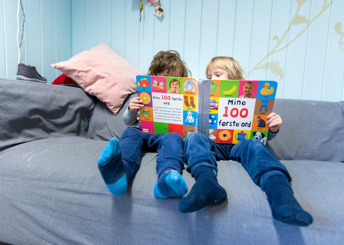 Oslo 20181206.
Illustrasjonsbilder, barnehage.
barn, barnehage, lese, lære, sofa, se, lek, leke, gutt, gutter, venner, venn, vennskap, dele, samarbeid, samarbeide, utvikling, sosial kompetanse
Modellklarert til redaksjonell bruk.
Foto: Gorm Kallestad / NTB scanpix Oslo 20181206.
Illustrasjonsbilder, barnehage.
barn, barnehage, lese, lære, sofa, se, lek, leke, gutt, gutter, venner, venn, vennskap, dele, samarbeid, samarbeide, utvikling, sosial kompetanse
Modellklarert til redaksjonell bruk.
Foto: Gorm Kallestad / NTB scanpix