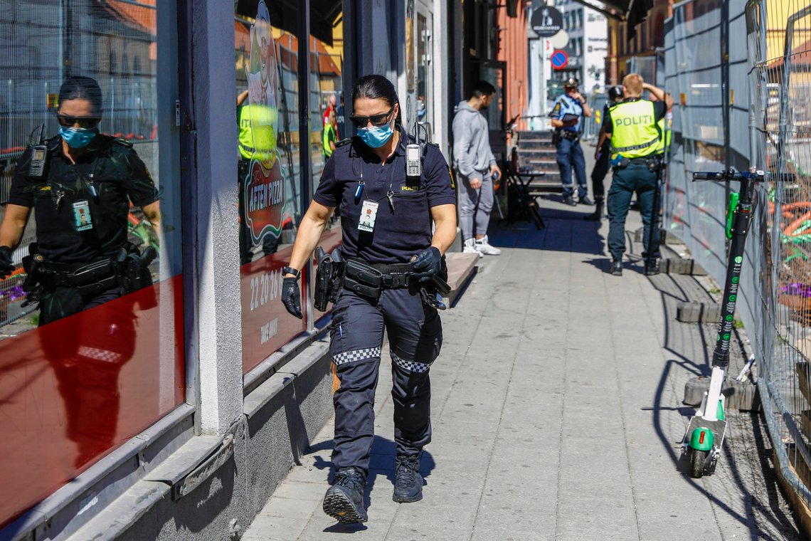 Oslo 20200624.
En person er alvorlig skadd etter knivstikking i Storgata i Oslo. Politiet leter etter to gjerningsmenn.
Foto: Tore Meek / NTB scanpix Oslo 20200624.
En person er alvorlig skadd etter knivstikking i Storgata i Oslo. Politiet leter etter to gjerningsmenn.
Foto: Tore Meek / NTB scanpix