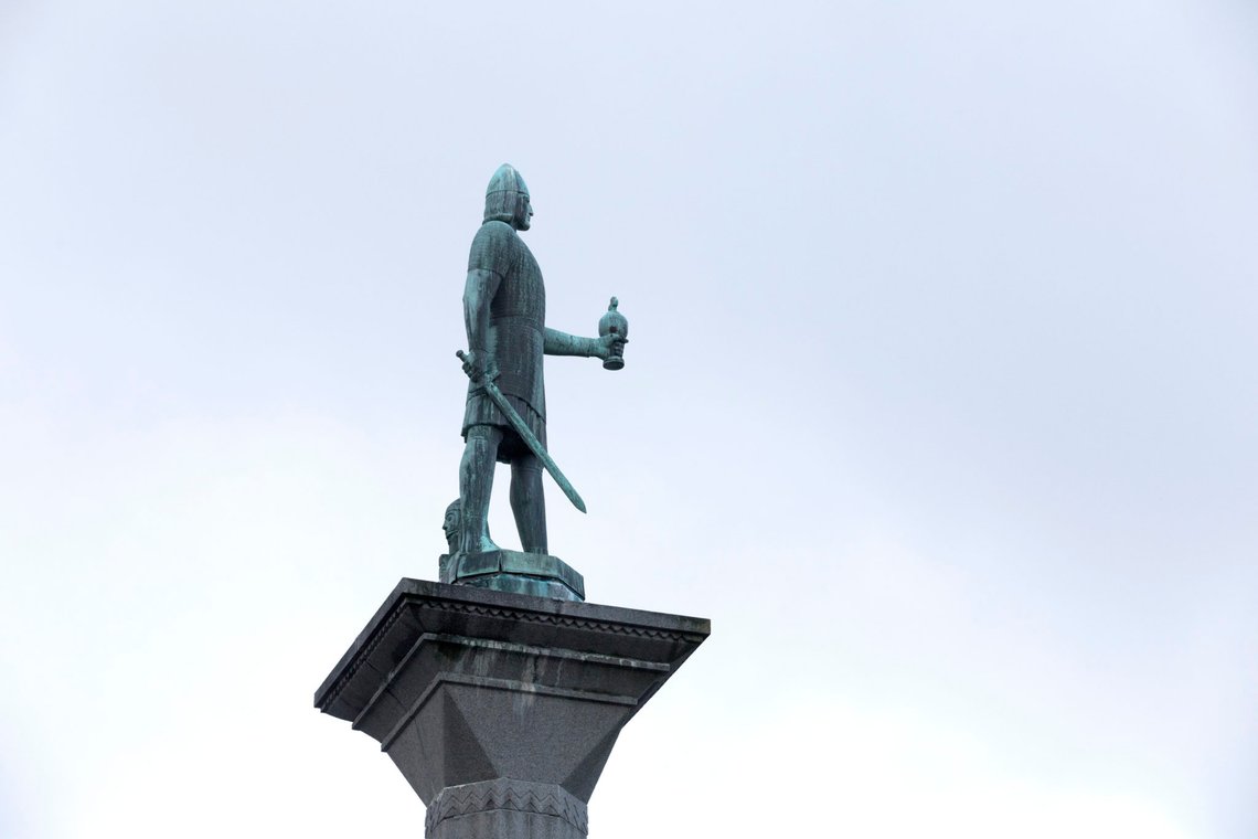 Trondheim 20171004.
Statue over byens grunnlegger Olav Tryggvason på en høy sokkel midt på Torvet.
Foto: Gorm Kallestad / NTB scanpix Trondheim 20171004.
Statue over byens grunnlegger Olav Tryggvason på en høy sokkel midt på Torvet.
Foto: Gorm Kallestad / NTB scanpix