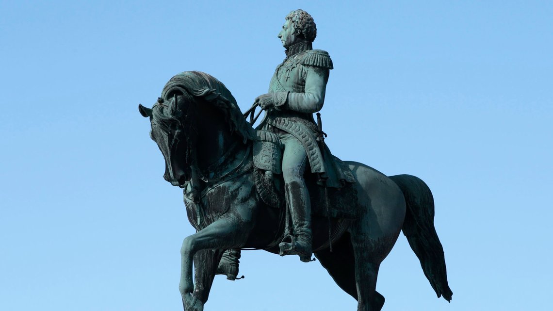Oslo 20160802.
Rytterstatuen av den svensk-norske unionskongen Karl XIV Johan, utført av billedhuggeren Brynjulf Bergslien (1830-1898). Slottet er omgitt av Slottsparken, som vender mot fire gater. På nordsiden ligger Wergelandsveien, på vestsiden ligger Parkveien, som er adkomstveien for daglig trafikk til og fra Slottet, og på sørsiden ligger Henrik Ibsens gate, tidligere Drammensveien. Fra øst løper paradegaten Karl Johans gate rett mot Slottets hovedfasade og Slottsplassen, og er den formelle adkomst til Slottet ved høytidelige anledninger.
Foto: Lise Åserud / NTB scanpix Oslo 20160802.
Rytterstatuen av den svensk-norske unionskongen Karl XIV Johan, utført av billedhuggeren Brynjulf Bergslien (1830-1898). Slottet er omgitt av Slottsparken, som vender mot fire gater. På nordsiden ligger Wergelandsveien, på vestsiden ligger Parkveien, som er adkomstveien for daglig trafikk til og fra Slottet, og på sørsiden ligger Henrik Ibsens gate, tidligere Drammensveien. Fra øst løper paradegaten Karl Johans gate rett mot Slottets hovedfasade og Slottsplassen, og er den formelle adkomst til Slottet ved høytidelige anledninger.
Foto: Lise Åserud / NTB scanpix