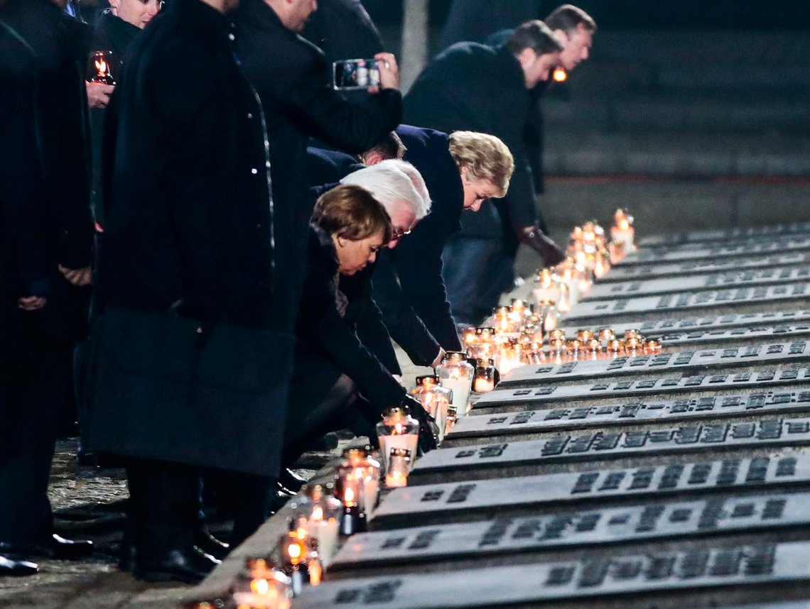Auschwitz, POLEN 20200127.
Kronprins Haakon og statsminister Erna Solberg legger på lys ved monumentet under deltagelsen under markeringen av 75-årsjubileet for frigjøring av den nazityske konsentrasjons- og utryddelsesleiren Auschwitz og Birkenau mandag.
Foto: Lise Åserud / NTB scanpix Auschwitz, POLEN 20200127.
Kronprins Haakon og statsminister Erna Solberg legger på lys ved monumentet under deltagelsen under markeringen av 75-årsjubileet for frigjøring av den nazityske konsentrasjons- og utryddelsesleiren Auschwitz og Birkenau mandag.
Foto: Lise Åserud / NTB scanpix
