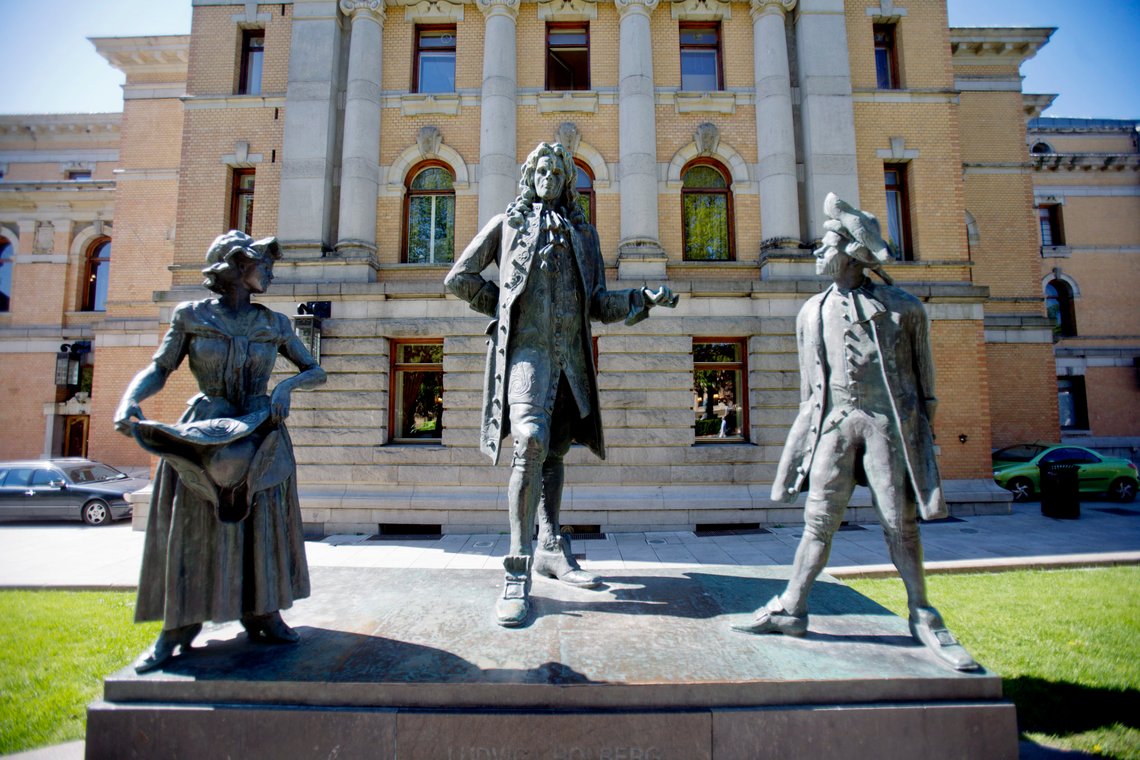 OSLO 20090525:
Statuen av Ludvig Holberg foran Nationaltheateret. Statuen er laget av Dyre Vaa og ble avduket i 1939. Her er dikteren flankert av sine scenefigurer Henrik og Pernille.
Foto: Stian Lysberg Solum / SCANPIX OSLO 20090525:
Statuen av Ludvig Holberg foran Nationaltheateret. Statuen er laget av Dyre Vaa og ble avduket i 1939. Her er dikteren flankert av sine scenefigurer Henrik og Pernille.
Foto: Stian Lysberg Solum / SCANPIX
