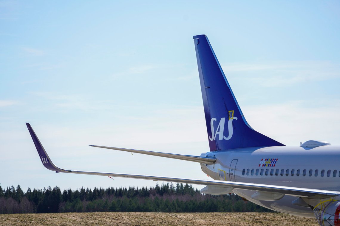 Gardermoen 20200420.
SAS-flyene er klargjort for langtidsparkering på Oslo lufthavn Gardermoen.
Åpninger og luker forsegles med med teip, det monteres «remove before flight»-tags og motorene dekkes til. Fremover blir det utvendig tilsyn av flyene to ganger daglig.
Foto: Håkon Mosvold Larsen / NTB scanpix Gardermoen 20200420.
SAS-flyene er klargjort for langtidsparkering på Oslo lufthavn Gardermoen.
Åpninger og luker forsegles med med teip, det monteres «remove before flight»-tags og motorene dekkes til. Fremover blir det utvendig tilsyn av flyene to ganger daglig.
Foto: Håkon Mosvold Larsen / NTB scanpix