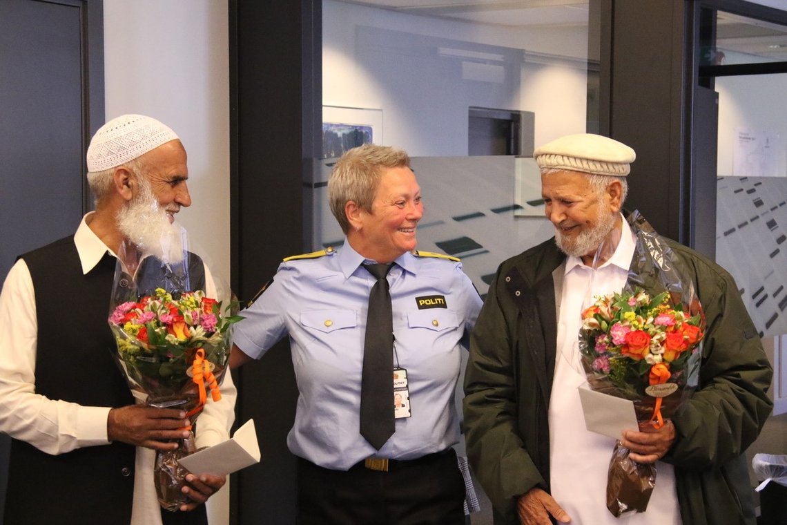 Sandvika 20190816.
Muhammad Rafiq (t.v.) og Muhammad Iqbal Javes ble torsdag hedret av politimester Beate Gangås for å ha overmannet gjerningsmannen under angrepet på al-Noor-moskeen i Bærum lørdag.
Foto: Oslo politidistrikt / NTB scanpix Sandvika 20190816.
Muhammad Rafiq (t.v.) og Muhammad Iqbal Javes ble torsdag hedret av politimester Beate Gangås for å ha overmannet gjerningsmannen under angrepet på al-Noor-moskeen i Bærum lørdag.
Foto: Oslo politidistrikt / NTB scanpix