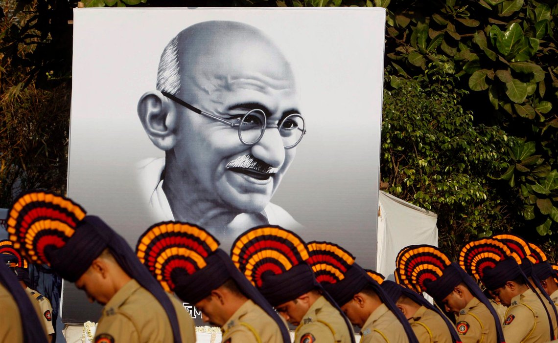 Police personnel pay homage to Mahatma Gandhi near Mumbai January 30, 2008. Some of the final ashes of Indian independence leader and peace icon Mohandas K. Gandhi were scattered at sea by his great-granddaughter on Wednesday, as the country paid homage on the 60th anniversary of his assassination. REUTERS/Punit Paranjpe (INDIA) Police personnel pay homage to Mahatma Gandhi near Mumbai January 30, 2008. Some of the final ashes of Indian independence leader and peace icon Mohandas K. Gandhi were scattered at sea by his great-granddaughter on Wednesday, as the country paid homage on the 60th anniversary of his assassination. REUTERS/Punit Paranjpe (INDIA)