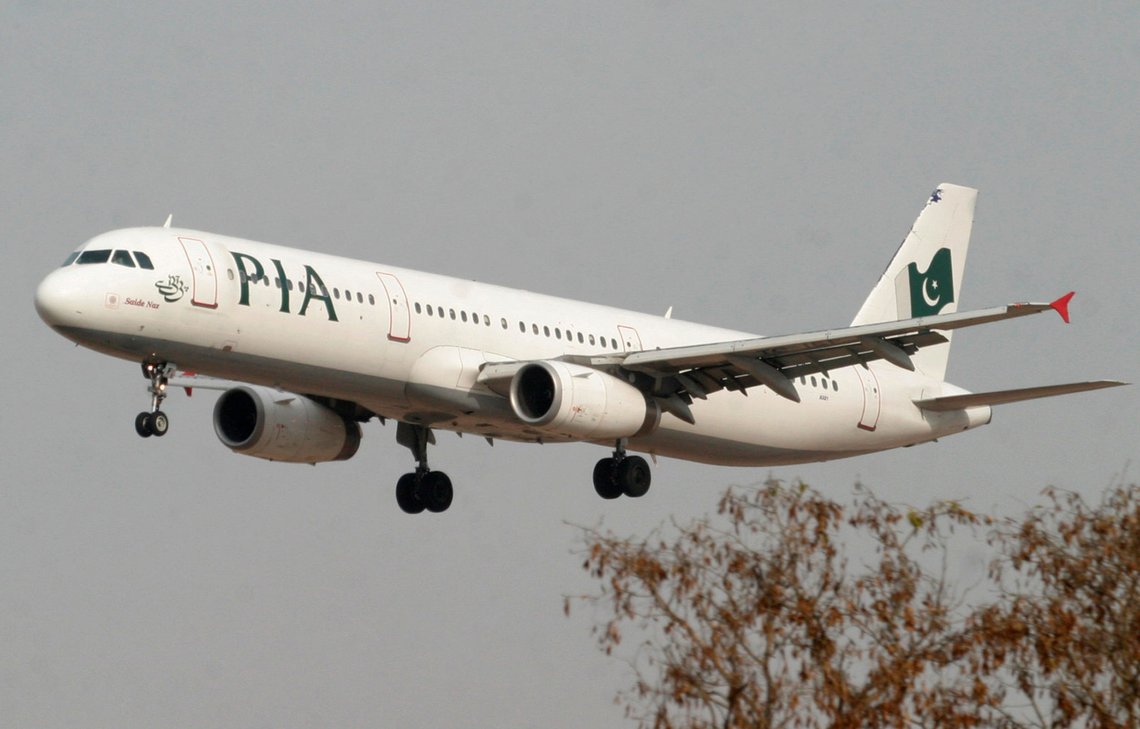 FILE PHOTO: A Pakistan International Airlines (PIA) plane prepares to land at Islamabad airport in Islamabad February 24, 2007. REUTERS/Faisal Mahmood/File Photo FILE PHOTO: A Pakistan International Airlines (PIA) plane prepares to land at Islamabad airport in Islamabad February 24, 2007. REUTERS/Faisal Mahmood/File Photo