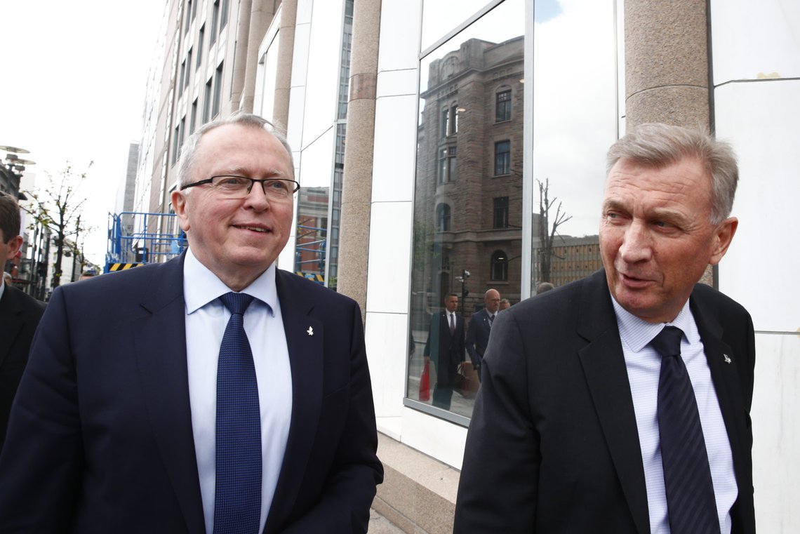 Oslo 20200518.
Styreleder i Equinor Jon Erik Reinhardsen og konsernsjef Eldar Sætre på vei til møte i Olje og energidepartementet.
Foto: Terje Pedersen / NTB scanpix Oslo 20200518.
Styreleder i Equinor Jon Erik Reinhardsen og konsernsjef Eldar Sætre på vei til møte i Olje og energidepartementet.
Foto: Terje Pedersen / NTB scanpix