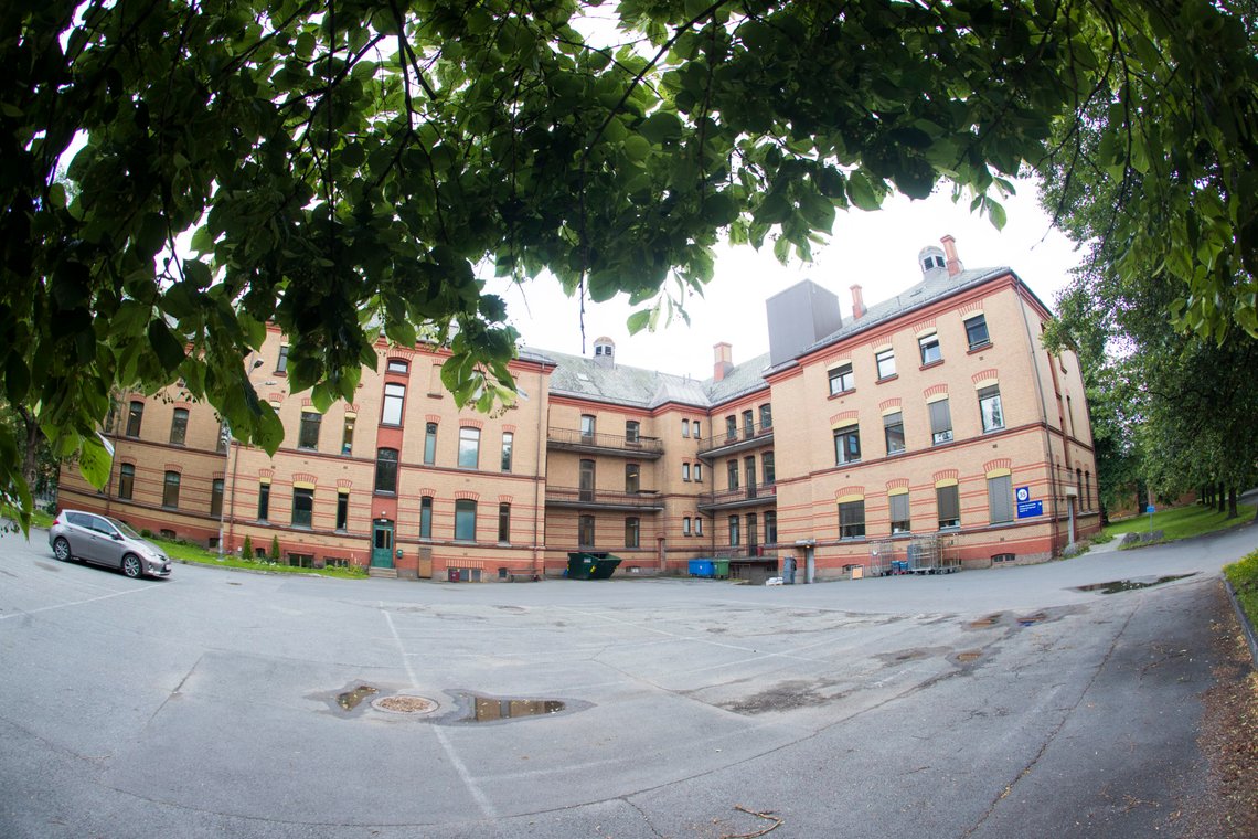 Oslo 20190704.
Ullevål sykehus er vedtatt at skal legges ned. Sykehuset består av mange erværdige bygninger. Her klinikk for psykiatri.
Foto: Terje Pedersen / NTB scanpix Oslo 20190704.
Ullevål sykehus er vedtatt at skal legges ned. Sykehuset består av mange erværdige bygninger. Her klinikk for psykiatri.
Foto: Terje Pedersen / NTB scanpix