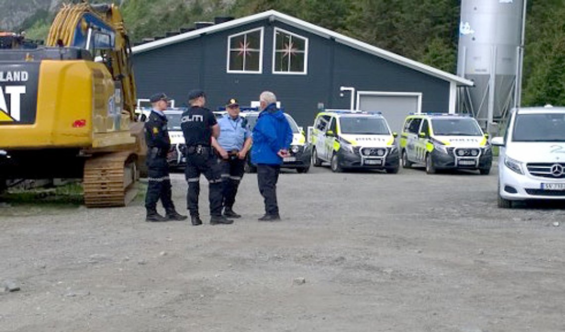 Haramsøya på Sunnmøre 20200604.
Politi sammen ved vindkrafts demonstranter på Haramsøya på Sunnmøre torsdag.
Foto: Olav Skarstein, Lokalavisa Nordre / NTB scanpix Haramsøya på Sunnmøre 20200604.
Politi sammen ved vindkrafts demonstranter på Haramsøya på Sunnmøre torsdag.
Foto: Olav Skarstein, Lokalavisa Nordre / NTB scanpix