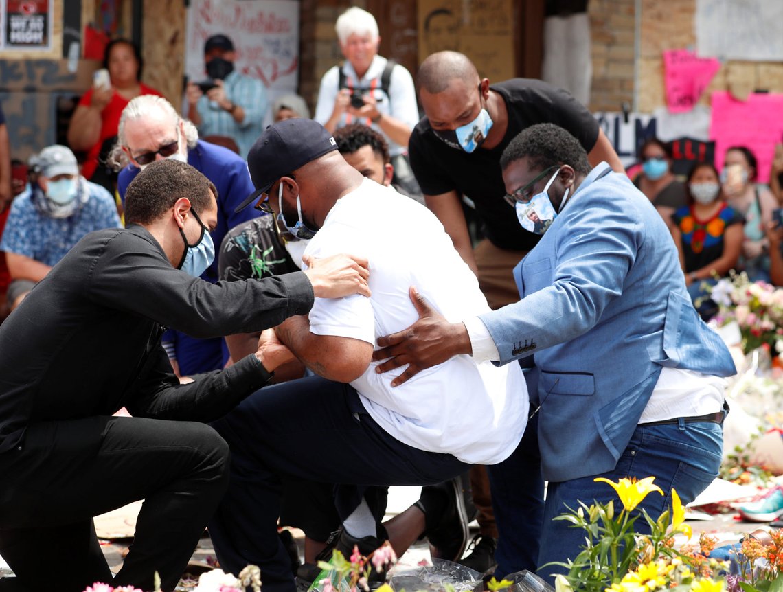 Terrence Floyd, brother of George Floyd, reacts at a makeshift memorial honouring George Floyd, at the spot where he was taken into custody, in Minneapolis, Minnesota, U.S., June 1, 2020. REUTERS/Lucas Jackson Terrence Floyd, brother of George Floyd, reacts at a makeshift memorial honouring George Floyd, at the spot where he was taken into custody, in Minneapolis, Minnesota, U.S., June 1, 2020. REUTERS/Lucas Jackson