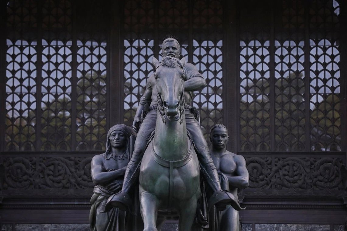 Statuen sett forfra. Det er de to som flankerer Theodore Roosevelt som har satt noens sinn i kok. Foto: Twitter Statuen sett forfra. Det er de to som flankerer Theodore Roosevelt som har satt noens sinn i kok. Foto: Twitter