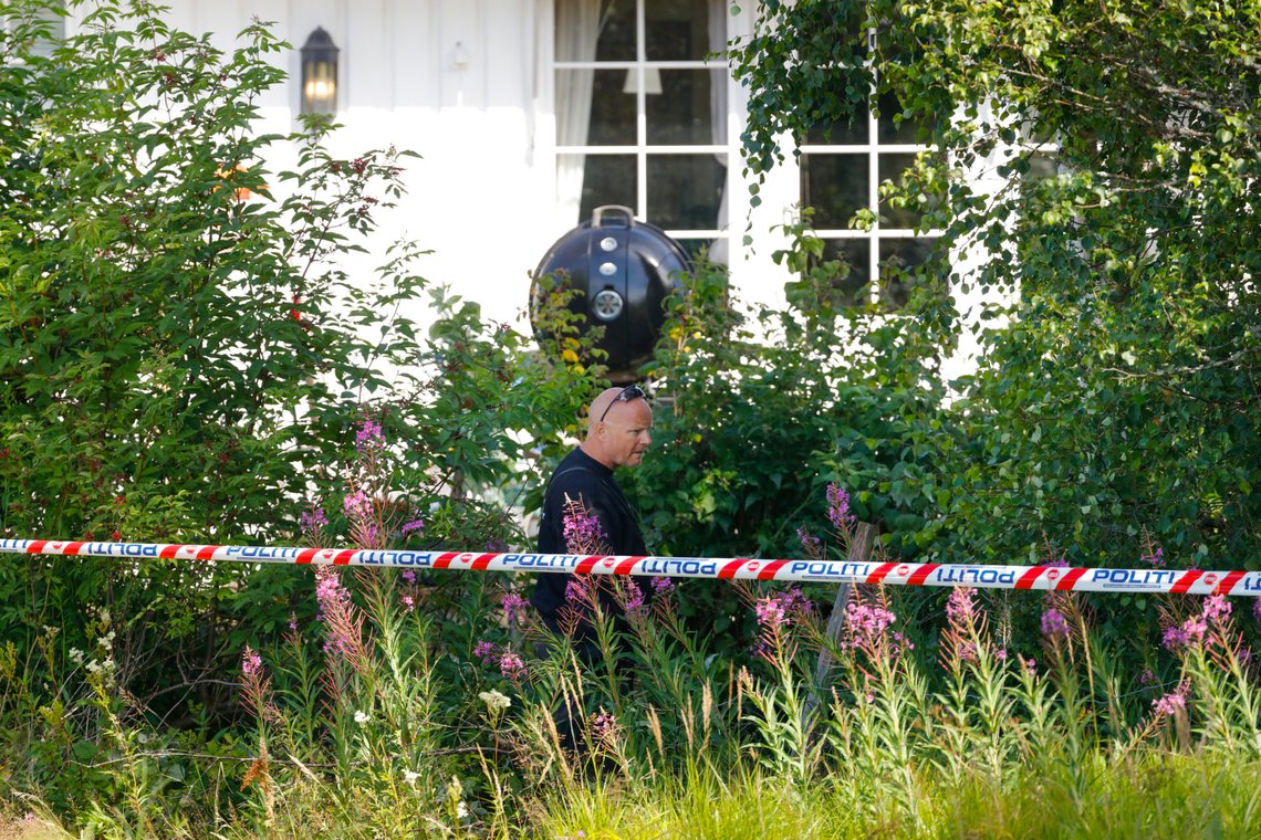Askim 20200713.
Kripos søker med hund mandag formidag på et åsted, etter at en mann søndag kveld ble funnet død utenfor en bolig i Askim. Politiet anser dødsfallet som mistenkelig og har startet etterforskning.
Foto: Geir Olsen / NTB scanpix Askim 20200713.
Kripos søker med hund mandag formidag på et åsted, etter at en mann søndag kveld ble funnet død utenfor en bolig i Askim. Politiet anser dødsfallet som mistenkelig og har startet etterforskning.
Foto: Geir Olsen / NTB scanpix