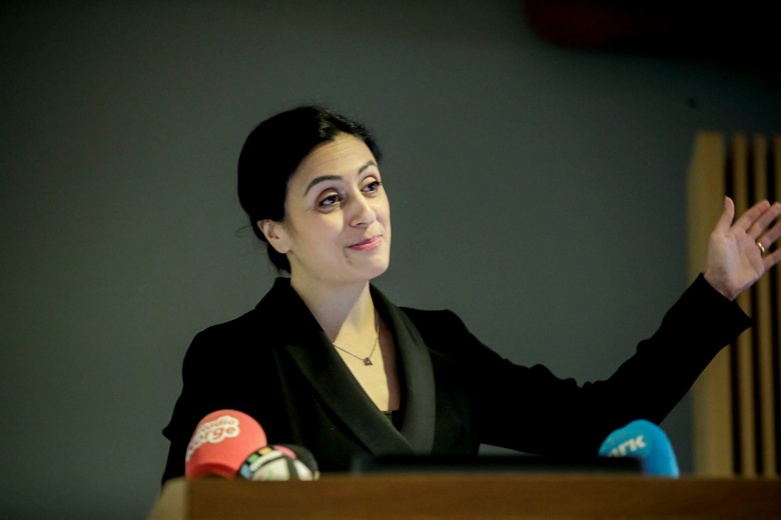 Oslo 20191111.
Hadia Tajik legger fram sitt alternative 2020-budsjett mandag i kinosalen i Stortinget.
Foto: Vidar Ruud / NTB scanpix Oslo 20191111.
Hadia Tajik legger fram sitt alternative 2020-budsjett mandag i kinosalen i Stortinget.
Foto: Vidar Ruud / NTB scanpix