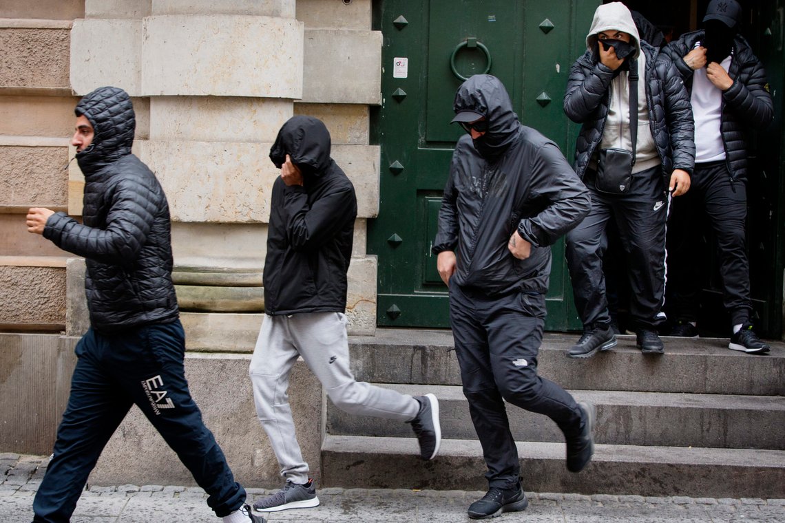 København, Danmark 20170812.
Tilhørere forlater rettslokalet i København, der leder av gjengen Loyal To Familia, Shuaib Khan ble fremstilt for varetektsfenngsling lørdag.
Foto: Jens Astrup / NTB scanpix København, Danmark 20170812.
Tilhørere forlater rettslokalet i København, der leder av gjengen Loyal To Familia, Shuaib Khan ble fremstilt for varetektsfenngsling lørdag.
Foto: Jens Astrup / NTB scanpix