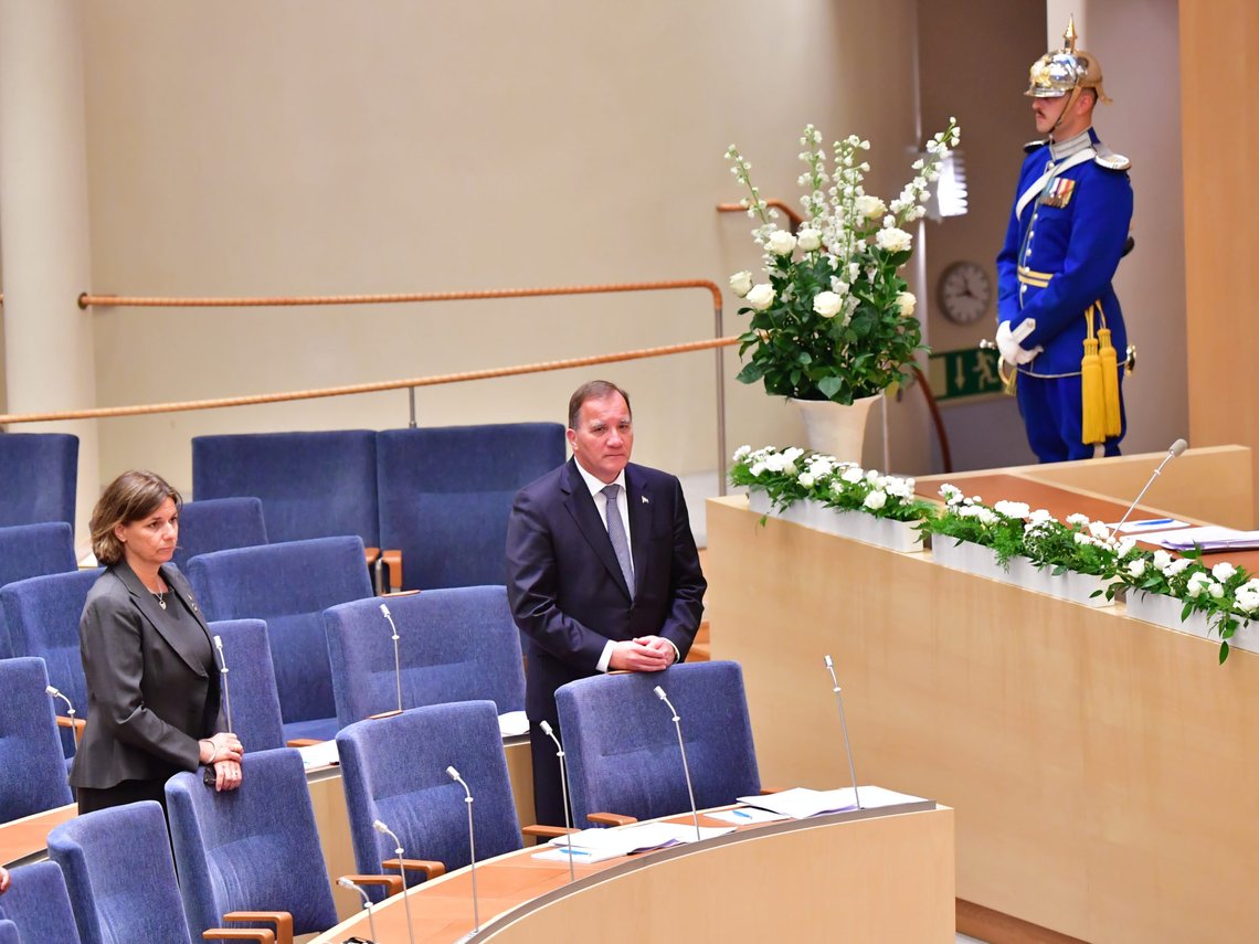 STOCKHOLM, SVERIGE 20200617.
Vice statsminister Isabella Lövin (MP) och statsminister Stefan Löfven (S) under minnesceremoni i riksdagen för coronapandemins offer.
Foto: Jonas Ekströmer/TT / NTB scanpix STOCKHOLM, SVERIGE 20200617.
Vice statsminister Isabella Lövin (MP) och statsminister Stefan Löfven (S) under minnesceremoni i riksdagen för coronapandemins offer.
Foto: Jonas Ekströmer/TT / NTB scanpix