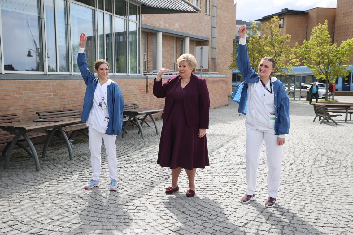 Oslo 20200512.
Statsminister Erna Solberg sammen med Ida Larsson Gerø og Marie Bachke Lian på OUS Rikshospitalet for å dele nyheten om at regjeringen i revidert nasjonalbudsjett øker driftsbevilgningene til sykehusene med 5,5 milliarder kroner knyttet til koronavirusutbruddet. Dette sikrer at sykehusene kan dekke økte kostnader som følge av virusutbruddet og trappe opp igjen til mer normal pasientbehandling samtidig som beredskapsplanlegging, bemanningssituasjonen og smittevernhensyn ivaretas.
Foto: Ørn E. Borgen / NTB scanpix Oslo 20200512.
Statsminister Erna Solberg sammen med Ida Larsson Gerø og Marie Bachke Lian på OUS Rikshospitalet for å dele nyheten om at regjeringen i revidert nasjonalbudsjett øker driftsbevilgningene til sykehusene med 5,5 milliarder kroner knyttet til koronavirusutbruddet. Dette sikrer at sykehusene kan dekke økte kostnader som følge av virusutbruddet og trappe opp igjen til mer normal pasientbehandling samtidig som beredskapsplanlegging, bemanningssituasjonen og smittevernhensyn ivaretas.
Foto: Ørn E. Borgen / NTB scanpix