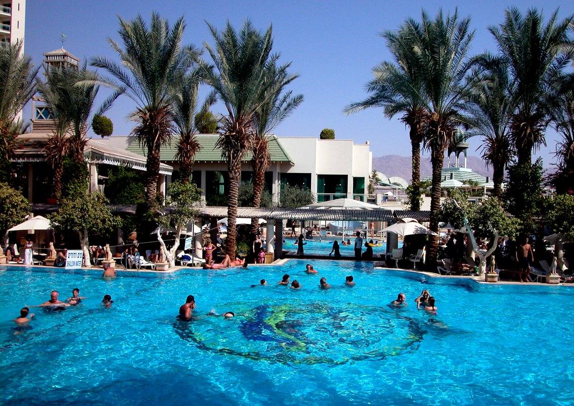 Eilat, Israel 20041005. Charter-ferie - syden-ferie. Svømmebasseng på hotellområde nær turist- og badebyen Eilat ved Rødehavet. Nå skal norske reisebyåer igjen begynne med charterturer til Eilat og Akaba i Jordan.
Foto: Berit Keilen / NTB scanpix Eilat, Israel 20041005. Charter-ferie - syden-ferie. Svømmebasseng på hotellområde nær turist- og badebyen Eilat ved Rødehavet. Nå skal norske reisebyåer igjen begynne med charterturer til Eilat og Akaba i Jordan.
Foto: Berit Keilen / NTB scanpix