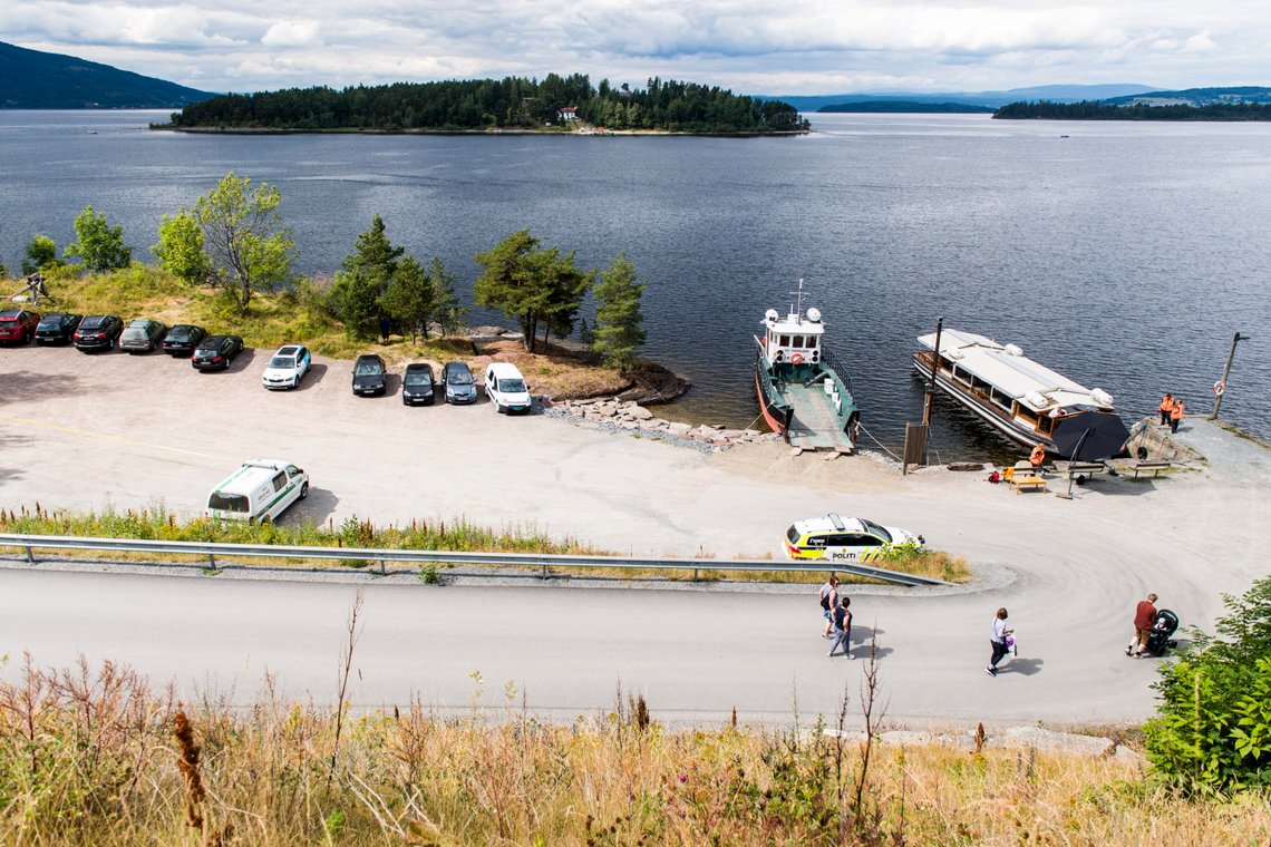 Utøyakaia 20170722.
Oversikt over Utøyakaia med Utøya og Tyrifjorden i bakgrunnen, før minnemarkeringen på Utøya lørdag ettermiddag, seks år etter terrorangrepene 22. juli 2011.
Foto: Jon Olav Nesvold / NTB scanpix Utøyakaia 20170722.
Oversikt over Utøyakaia med Utøya og Tyrifjorden i bakgrunnen, før minnemarkeringen på Utøya lørdag ettermiddag, seks år etter terrorangrepene 22. juli 2011.
Foto: Jon Olav Nesvold / NTB scanpix
