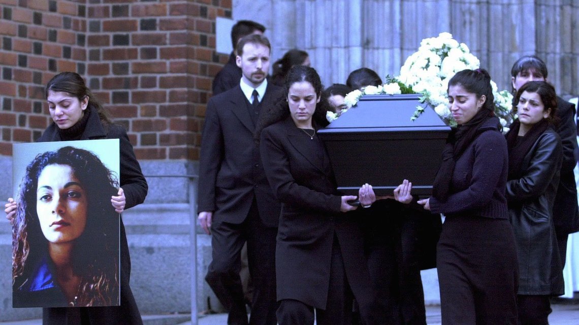 UPPSALA 20020204:
-Du er en av vår tids martyrer, sa domprost Tuulikki
Koivunen Bylund, da svensk-kurdiske Fadime Sahindal ble stedt til hvile fra Uppsala domkirke mandag.
Foto: Mark Earthy / SCANPIX UPPSALA 20020204:
-Du er en av vår tids martyrer, sa domprost Tuulikki
Koivunen Bylund, da svensk-kurdiske Fadime Sahindal ble stedt til hvile fra Uppsala domkirke mandag.
Foto: Mark Earthy / SCANPIX