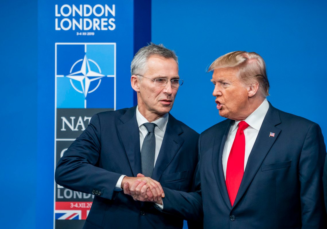 London, Storbritannia 20191204.
Generalsekretær i NATO Jens Stoltenberg hilser på USAs president Donald Trump før NATO-toppmøte i Watford utenfor London.
Foto: Heiko Junge / NTB scanpix London, Storbritannia 20191204.
Generalsekretær i NATO Jens Stoltenberg hilser på USAs president Donald Trump før NATO-toppmøte i Watford utenfor London.
Foto: Heiko Junge / NTB scanpix