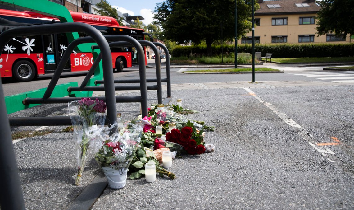 SARPSBORG, NORGE 20200716.
Tre kvinner ble knivstukket i Sarpsborg sent tirsdag kveld.
Blomster lagt ned ved siden av der den som døde etter knivstikkingen, stod parkert på parkeringsplass ved siden av bussterminalen i sentrum.
En av ofrene er bekreftet omkommet og en er kritisk skadd. Politiet har pågrepet en gjerningsmann. Den siste kvinnen som er lettere skadet ble funnet på en adresse i Oskars gate
Foto: Berit Roald / NTB scanpix SARPSBORG, NORGE 20200716.
Tre kvinner ble knivstukket i Sarpsborg sent tirsdag kveld.
Blomster lagt ned ved siden av der den som døde etter knivstikkingen, stod parkert på parkeringsplass ved siden av bussterminalen i sentrum.
En av ofrene er bekreftet omkommet og en er kritisk skadd. Politiet har pågrepet en gjerningsmann. Den siste kvinnen som er lettere skadet ble funnet på en adresse i Oskars gate
Foto: Berit Roald / NTB scanpix