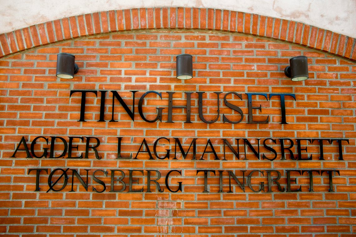 Tønsberg 20150710.
Eksteriørbilde av Tønsberg tingrett før fengslingsmøtet i Kristin-saken fredag. En 38 år gammel mann vil bli fremstilt for varetektsfengsling bak lukkede dører siktet for forsettlig drap på Kristin Juel Johannessen, 16 år etter at det ble utført i 1999.
Foto: Vegard Wivestad Grøtt / NTB scanpix Tønsberg 20150710.
Eksteriørbilde av Tønsberg tingrett før fengslingsmøtet i Kristin-saken fredag. En 38 år gammel mann vil bli fremstilt for varetektsfengsling bak lukkede dører siktet for forsettlig drap på Kristin Juel Johannessen, 16 år etter at det ble utført i 1999.
Foto: Vegard Wivestad Grøtt / NTB scanpix