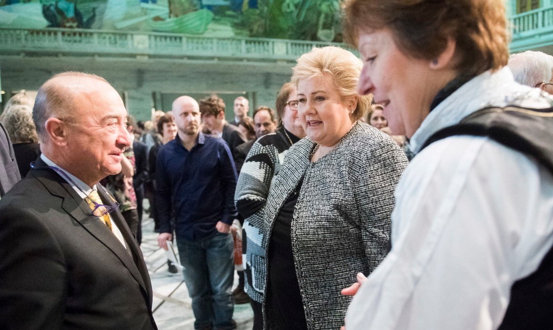 Oslo 20170126.
Statsminister Erna Solberg (H) og Oslo-ordfører Marianne Borgen (SV) snakker med Ervin Kohn under markeringen av redningsaksjonen "Operasjon Carl Fredriksen Transport" i Oslo rådhus torsdag kveld.
Foto: Jon Olav Nesvold / NTB scanpix Oslo 20170126.
Statsminister Erna Solberg (H) og Oslo-ordfører Marianne Borgen (SV) snakker med Ervin Kohn under markeringen av redningsaksjonen "Operasjon Carl Fredriksen Transport" i Oslo rådhus torsdag kveld.
Foto: Jon Olav Nesvold / NTB scanpix