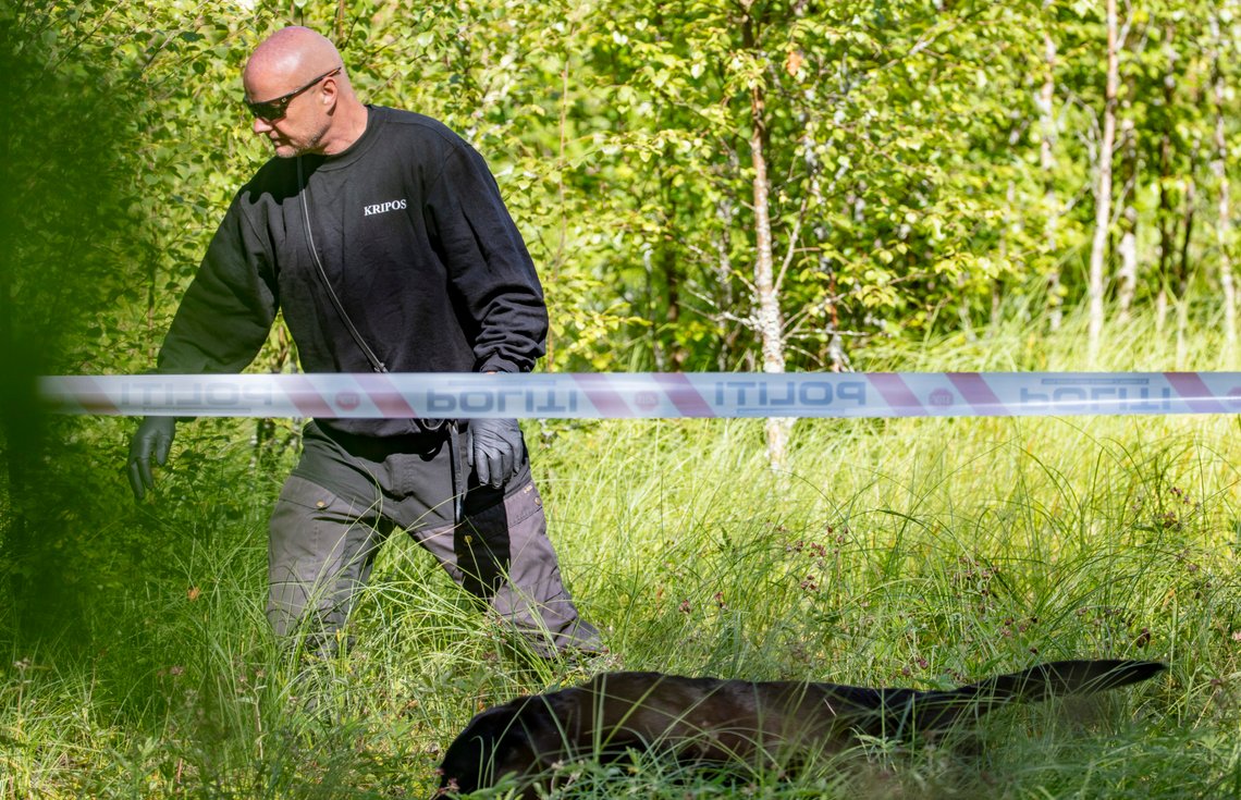 Askim 20200713.
Kripos søker med hund mandag formiddag i området der en mann ble funnet død søndag kveld utenfor en bolig i Askim. Politiet anser dødsfallet som mistenkelig og har startet etterforskning.
Foto: Geir Olsen / NTB scanpix Askim 20200713.
Kripos søker med hund mandag formiddag i området der en mann ble funnet død søndag kveld utenfor en bolig i Askim. Politiet anser dødsfallet som mistenkelig og har startet etterforskning.
Foto: Geir Olsen / NTB scanpix