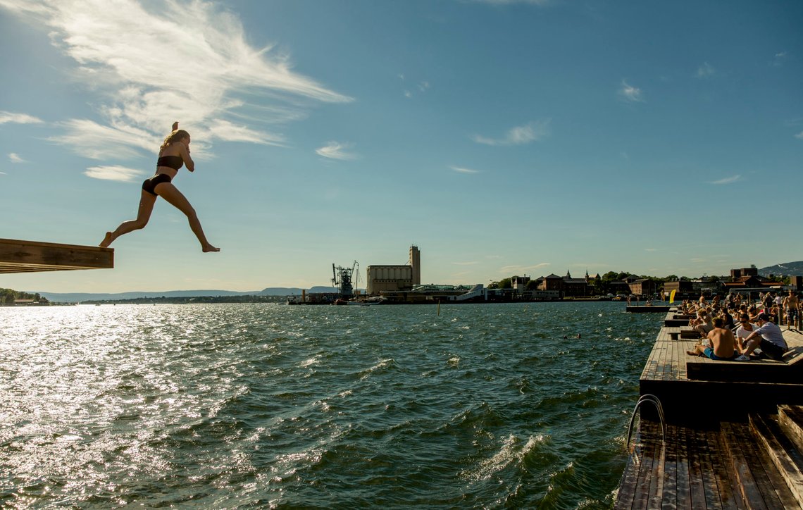 Oslo 20150702.
Folk nyter sol, sommer og bading på Sørenga i Oslo torsdag.
Foto: Stian Lysberg Solum / NTB scanpix Oslo 20150702.
Folk nyter sol, sommer og bading på Sørenga i Oslo torsdag.
Foto: Stian Lysberg Solum / NTB scanpix