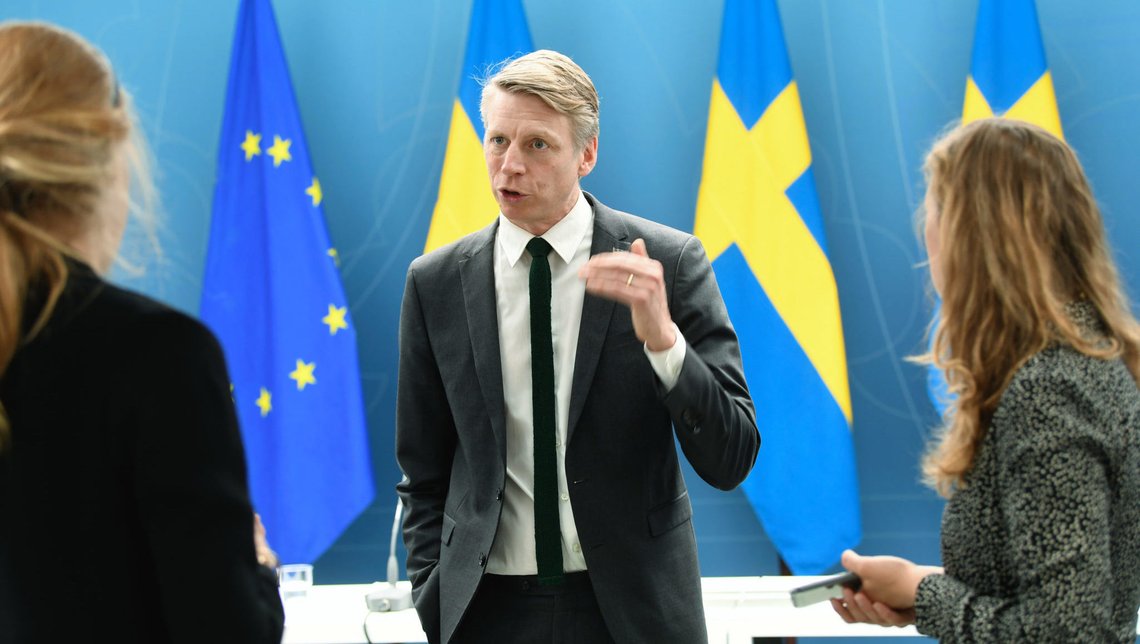 STOCKHOLM, SVERIGE 20200512.
Finansmarknadsminister Per Bolund (MP), håller en pressträff om ytterligare åtgärder med anledning av det nya coronaviruset. Regeringen, C och L satsar 2,2 miljarder kronor för att stärka äldreomsorg och sjukvård i år och nästa år.
Foto: Fredrik Sandberg/TT / NTB scanpix STOCKHOLM, SVERIGE 20200512.
Finansmarknadsminister Per Bolund (MP), håller en pressträff om ytterligare åtgärder med anledning av det nya coronaviruset. Regeringen, C och L satsar 2,2 miljarder kronor för att stärka äldreomsorg och sjukvård i år och nästa år.
Foto: Fredrik Sandberg/TT / NTB scanpix