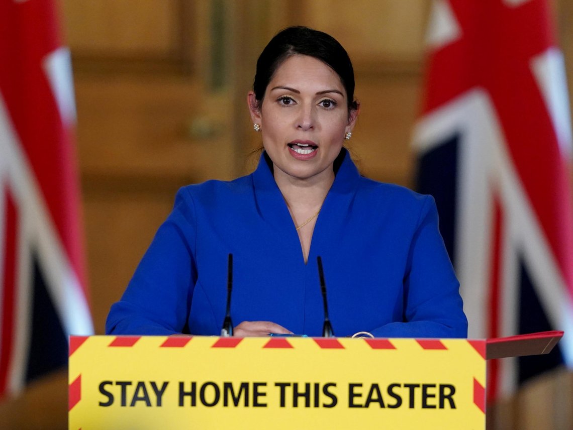 Britenes innenriksminister Priti Patel ber båtmigranter holde seg hjemme, og forsøker nå å få til et samarbeid med Danmark om en avtale om asylmottak i Afrika. Foto: Pippa Fowles/No 10 Downing Street /Handout via NTB/ Reuters Britenes innenriksminister Priti Patel ber båtmigranter holde seg hjemme, og forsøker nå å få til et samarbeid med Danmark om en avtale om asylmottak i Afrika. Foto: Pippa Fowles/No 10 Downing Street /Handout via NTB/ Reuters
