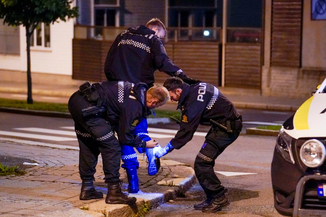 Sarpsborg 20200715.
Tre kvinner er knivstukket i Sarpsborg sent tirsdag kveld. To av dem er kritisk skadd. Politiet har bevæpnet seg og pågrepet en person.
Foto: Fredrik Hagen / NTB scanpix Sarpsborg 20200715.
Tre kvinner er knivstukket i Sarpsborg sent tirsdag kveld. To av dem er kritisk skadd. Politiet har bevæpnet seg og pågrepet en person.
Foto: Fredrik Hagen / NTB scanpix