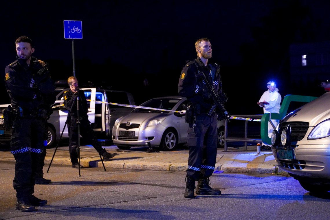 Sarpsborg 20200715. Tre kvinner er knivstukket i Sarpsborg sent tirsdag kveld. To av dem er kritisk skadd. Politiet har bevæpnet seg og pågrepet en person. Foto: Fredrik Hagen / NTB scanpix Sarpsborg 20200715. Tre kvinner er knivstukket i Sarpsborg sent tirsdag kveld. To av dem er kritisk skadd. Politiet har bevæpnet seg og pågrepet en person. Foto: Fredrik Hagen / NTB scanpix