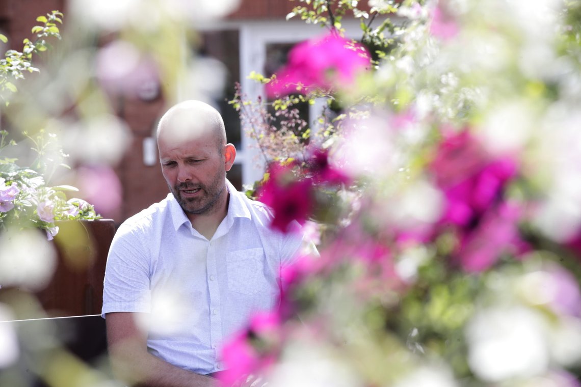 Sarpsborg 20200715.
Ordfører Sindre Martinsen-Evje i Sarpsborg. Tre kvinner ble knivstukket i Sarpsborg sent tirsdag kveld. En av ofrene er bekreftet omkommet og en er kritisk skadd. Politiet har pågrepet en gjerningsmann.
Foto: Vidar Ruud / NTB scanpix Sarpsborg 20200715.
Ordfører Sindre Martinsen-Evje i Sarpsborg. Tre kvinner ble knivstukket i Sarpsborg sent tirsdag kveld. En av ofrene er bekreftet omkommet og en er kritisk skadd. Politiet har pågrepet en gjerningsmann.
Foto: Vidar Ruud / NTB scanpix