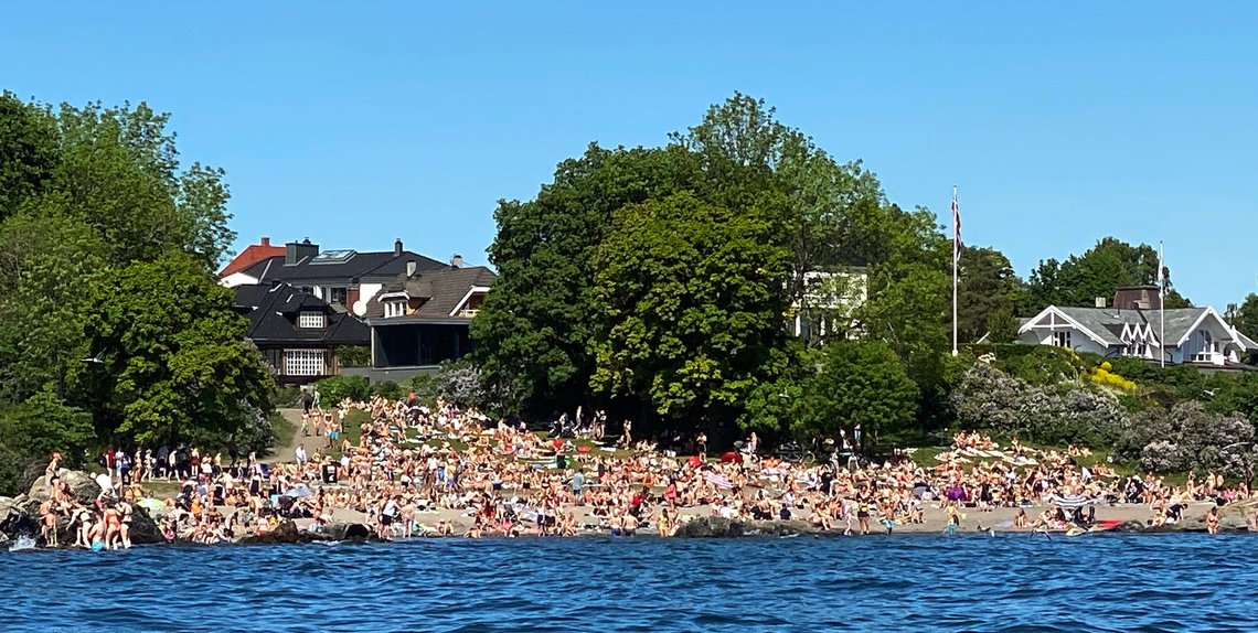 Oslo 20200601.
Folksomt på badestranden på Huk på Bygdøy i Oslo i det flotte sommerværet med sol og varme 2.pinsedag.
Foto: Erik Johansen / NTB scanpix Oslo 20200601.
Folksomt på badestranden på Huk på Bygdøy i Oslo i det flotte sommerværet med sol og varme 2.pinsedag.
Foto: Erik Johansen / NTB scanpix