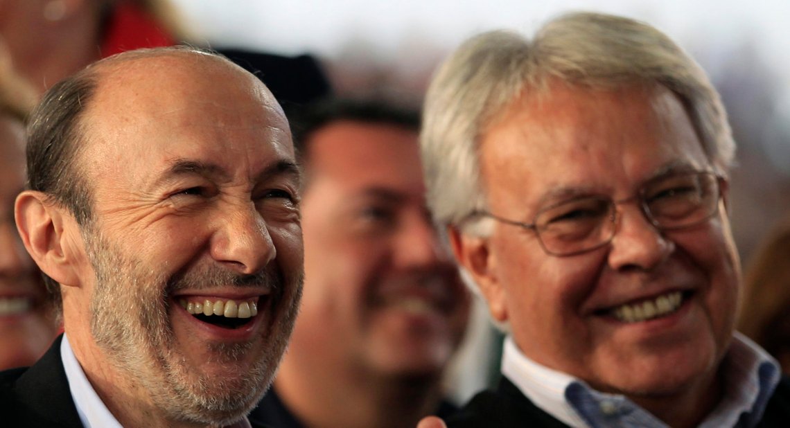 Prime ministerial candidate Alfredo Perez Rubalcaba (L) of the Spanish Socialist Workers' Party (Partido Socialista Obrero Espanol) (L) and former Prime Minister Felipe Gonzalez laugh during an electoral campaign rally in Dos Hermanas, near Seville November 5, 2011. The Spanish general elections will be held on November 20, 2011. REUTERS/Marcelo del Pozo (SPAIN - Tags: POLITICS ELECTIONS) Prime ministerial candidate Alfredo Perez Rubalcaba (L) of the Spanish Socialist Workers' Party (Partido Socialista Obrero Espanol) (L) and former Prime Minister Felipe Gonzalez laugh during an electoral campaign rally in Dos Hermanas, near Seville November 5, 2011. The Spanish general elections will be held on November 20, 2011. REUTERS/Marcelo del Pozo (SPAIN - Tags: POLITICS ELECTIONS)